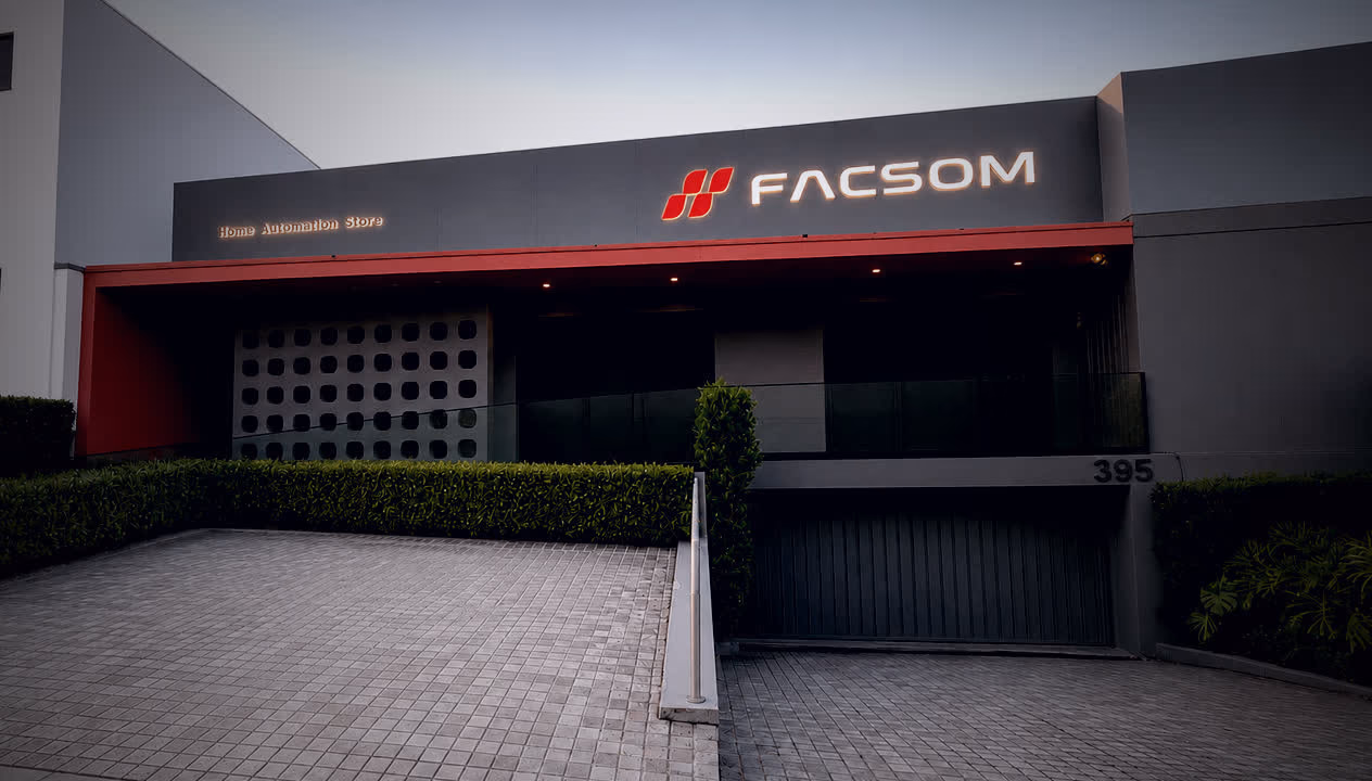 Fachada da loja Facsom Home Automation Store em Porto Alegre ao entardecer