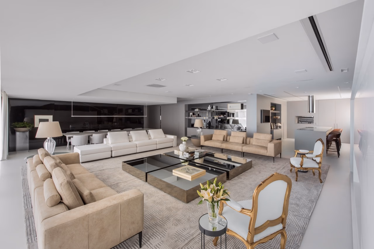 Living integrado com iluminação e áudio automatizados