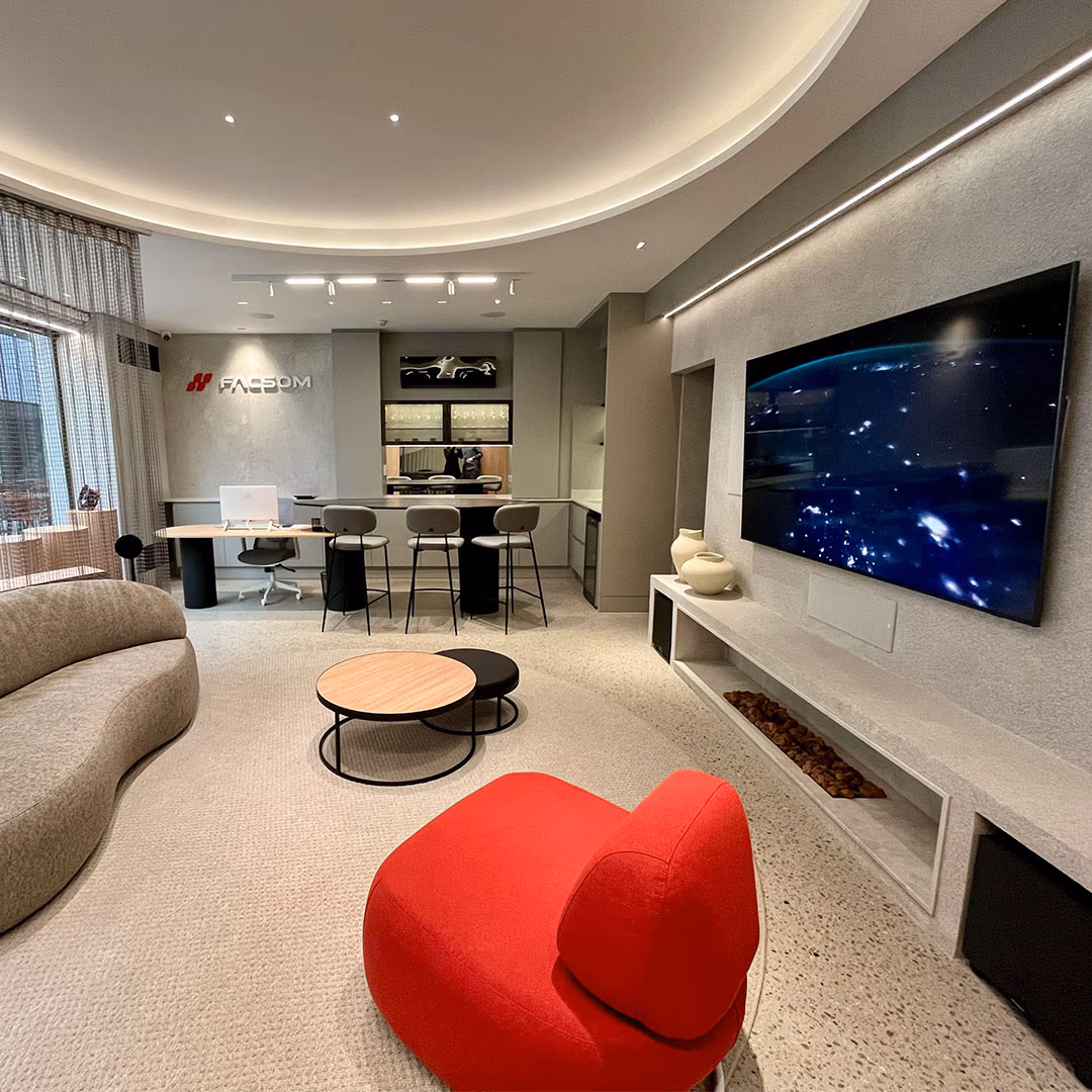 Interior do showroom Facsom em Itapema