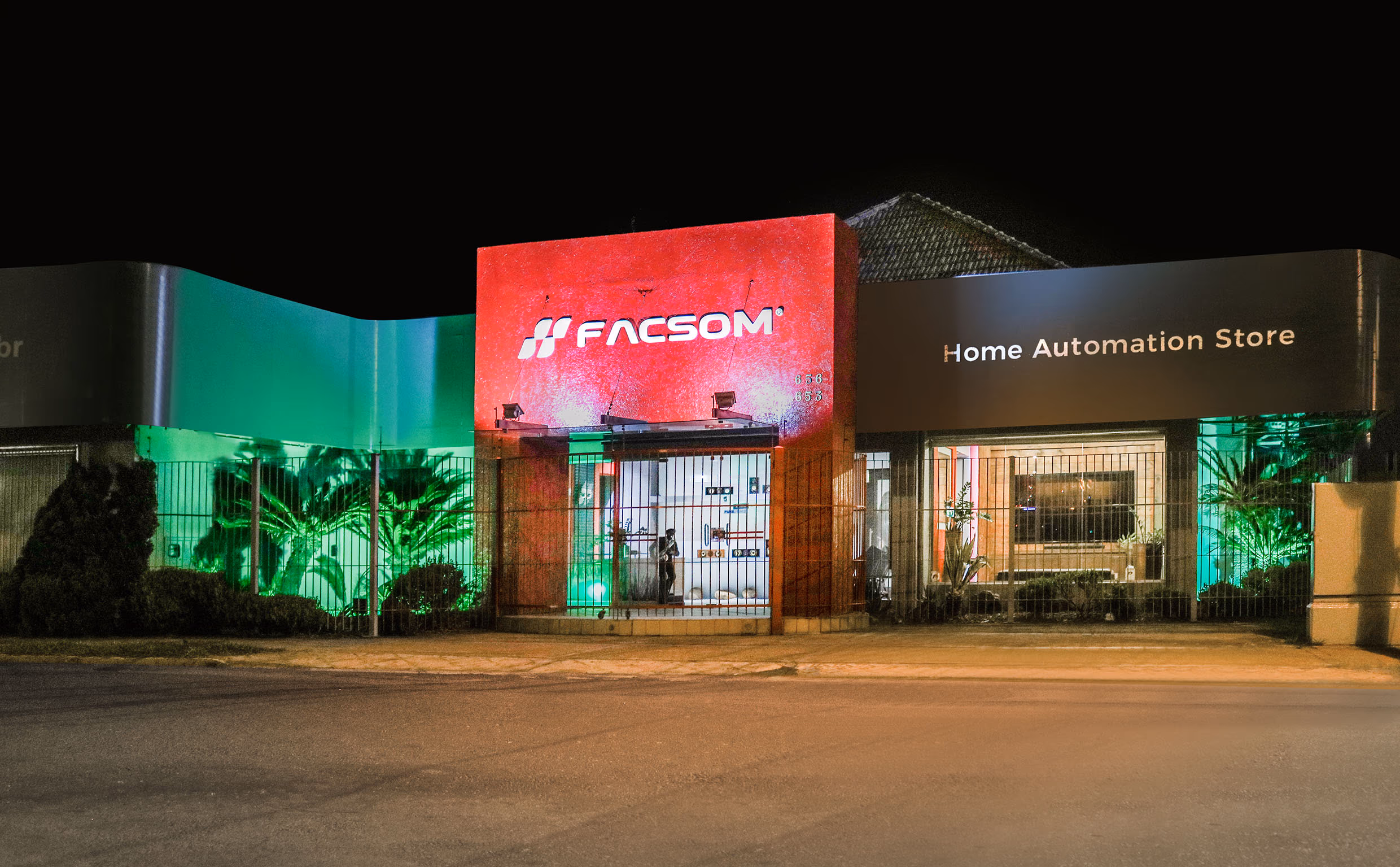 Fachada noturna iluminada do showroom Facsom em Novo Hamburgo