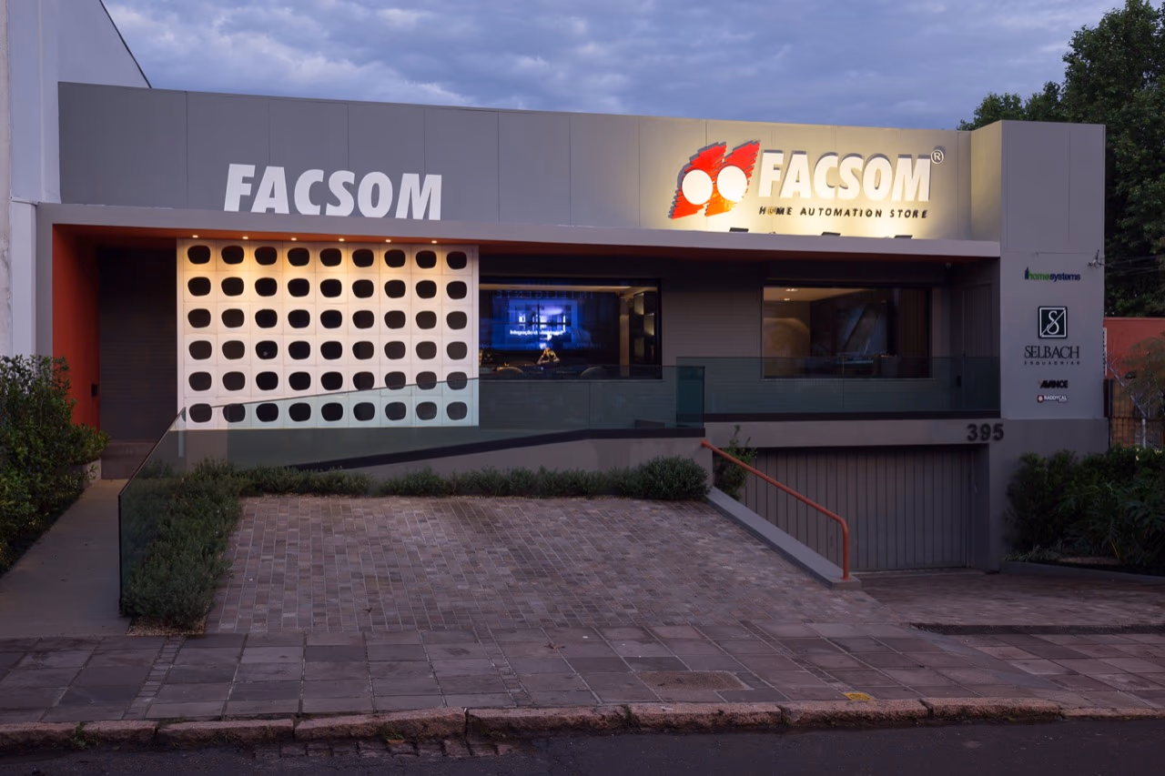 Fachada do showroom Facsom Home Automation Store em Porto Alegre
