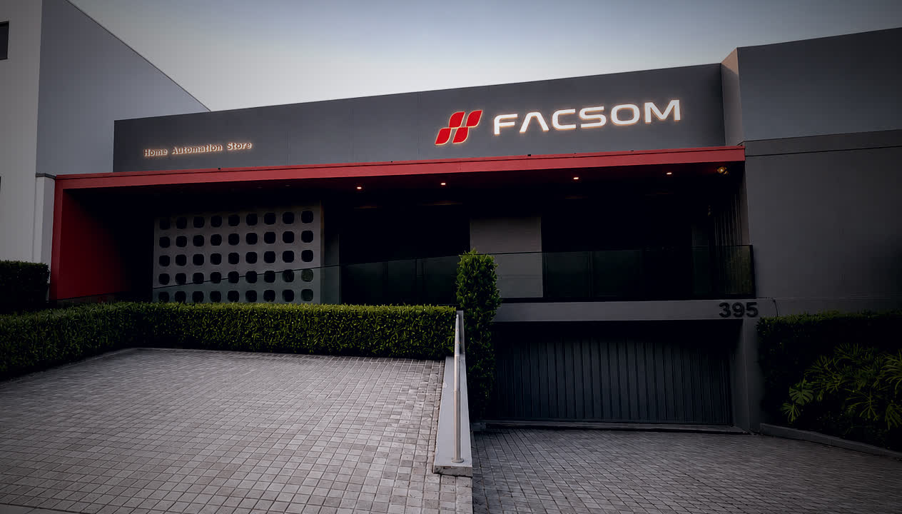 Fachada da loja Facsom Home Automation Store em Porto Alegre ao entardecer