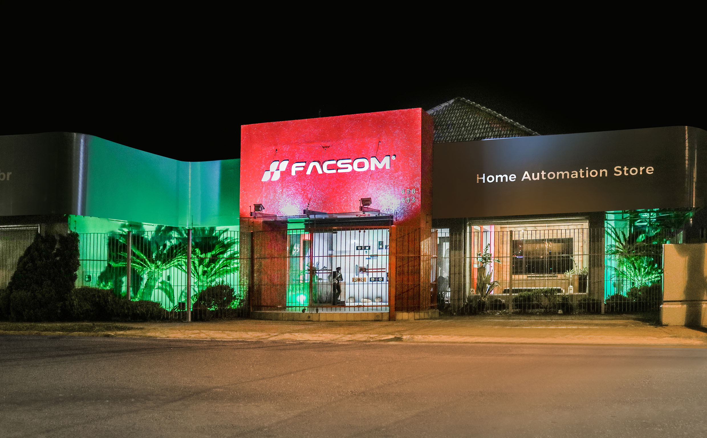 Fachada noturna iluminada do showroom Facsom Home Automation Store em Novo Hamburgo