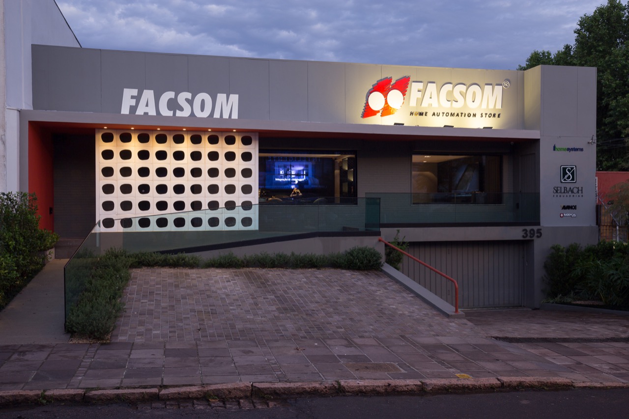 Fachada do showroom Facsom Home Automation Store em Porto Alegre